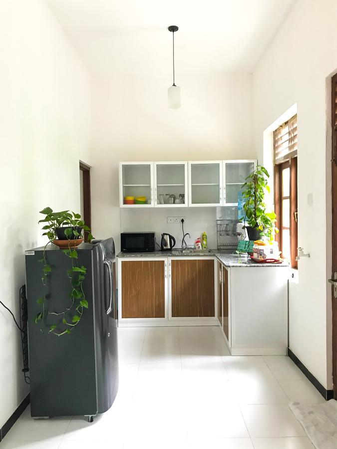 Bed & Bicycle Hostel Dehiwala-Mount Lavinia Exterior photo